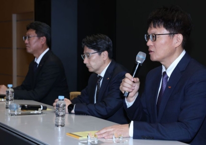 SKT, 6월까지 유심 1077만개 확보…'위약금 면제' 논의할 고객신뢰회복위 2주내 출범