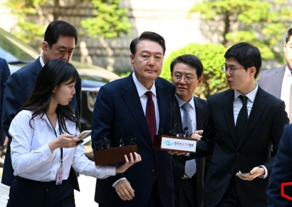 지하 아닌 지상…윤석열, 법원 출석 첫 공개