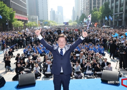 [포토] 이재명 등장하자 청계광장 함성 가득…'빛의 광정'서 대선 출격