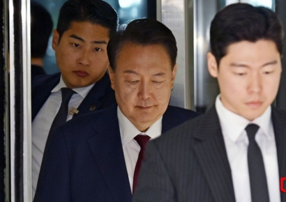 ‘내란 혐의’ 공개출석한 尹…입·퇴정 질문에 '묵묵부답'(종합)