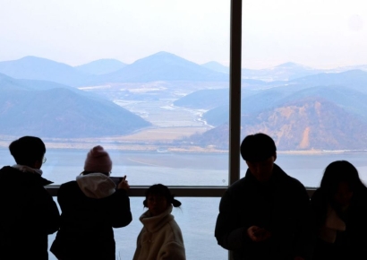 "확대하면 북한 주민들도 볼 수 있대"…한국여행 '핫플' 된 스타벅스