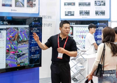[포토] AI 주차관리 보는 관람객들