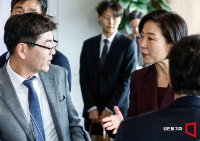 [포토] 참석자들과 인사하는 오영주 장관