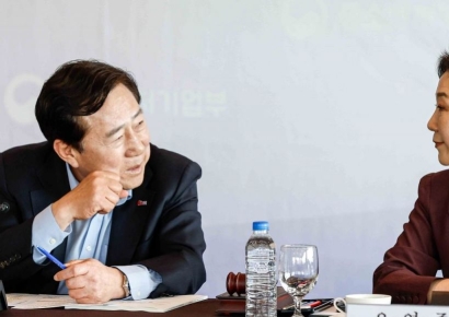 [포토] 의견 나누는 오영주 장관-김기문 회장