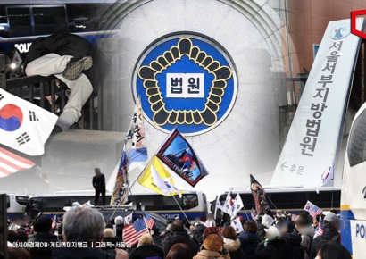 법원 침입하고 부순 2명 징역형…'서부지법 폭동' 첫 선고