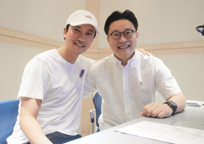 세종대왕 나신 날 맞아…김남길·서경덕, 헝가리에 한글교육 물품 기증