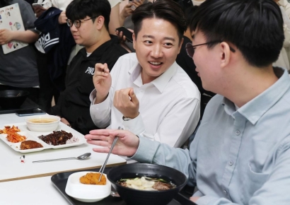 "오늘은 서울교대"…이준석 '학식정치' 청년층 공략