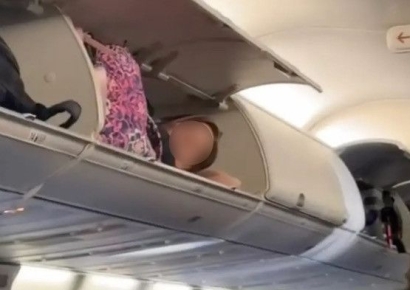 바닥에 대자로 눕고 짐칸서 '쿨쿨'…SNS 달군 민폐