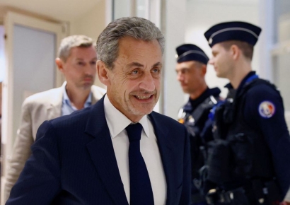 한국에도 낯익은 얼굴인데…전자발찌 차고 가택연금 사르코지에 무슨 일?