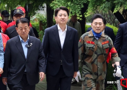 [포토] 박정훈 대령 2심 준비공판 기자회견 참석하는 이준석 후보 