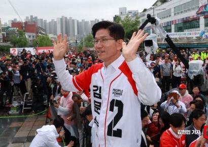 [포토] 수원시민들 향해 인사하는 김문수