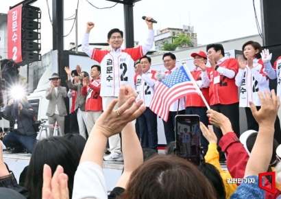 [포토] 수원 시민들 향해 지지 호소하는 김문수