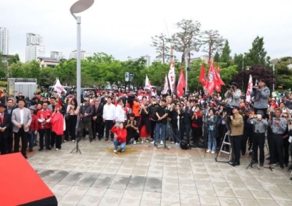 [포토] 동탄 시민들 향해 지지 호소하는 김문수