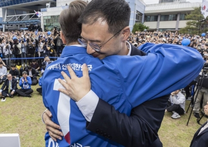 이재명-김상욱 포옹…李 "민주당서 합리적 정치 할 수 있도록"