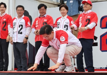 [포토] 큰절하는 김문수 후보