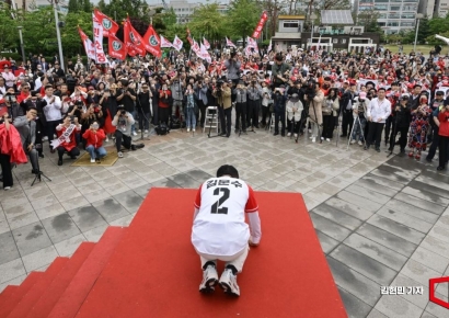 [포토] 시민들 향해 큰절하는 김문수