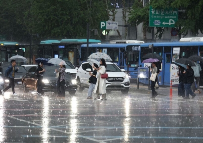예상 밖 수도권 집중호우…올해 첫 '호우 긴급재난문자'