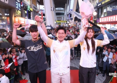 [포토] 한화 유니폼 선물 받은 김문수