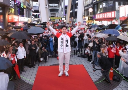 [포토] 대전 유권자 앞에 선 국민의힘 김문수