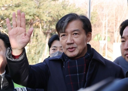 "감옥이라 못 보지만, 재미있다고"…조국 본인 '다큐' 개봉에 옥중 서신