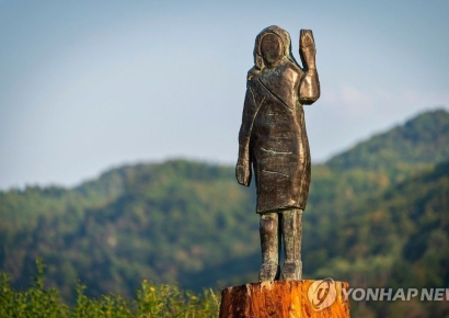 '트럼프 반대' 확산 속…발목만 남고 훼손된 멜라니아 동상