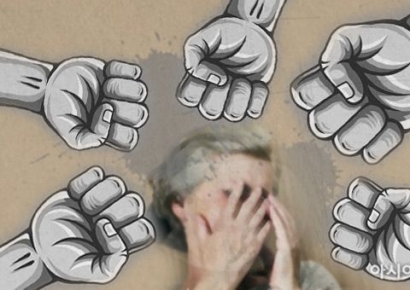 "돈 안주면 가만 안 둬" 90대 엄마 협박한 50대 딸