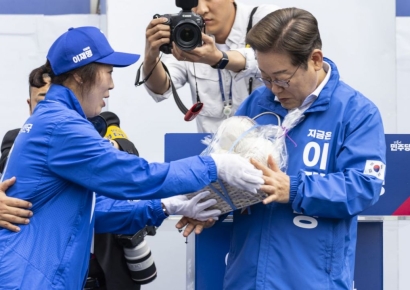 이재명, 5·18까지 나흘간 '집토끼' 잡기…"호남 없으면 나라도 없다"