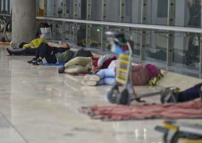 빈대에 오줌 웅덩이 '끔찍'…높은 임대료 탓 노숙자 들끓는 스페인 공항