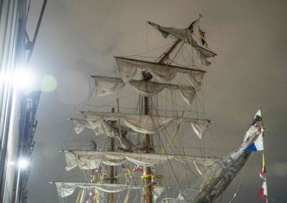 멕시코 해군훈련함, 브루클린 브리지 충돌…최소 2명 사망