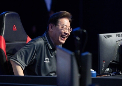 '롤' 체험한 이재명…"방향키 못 외우겠네, 포기" 두 손 들고 '하하하'