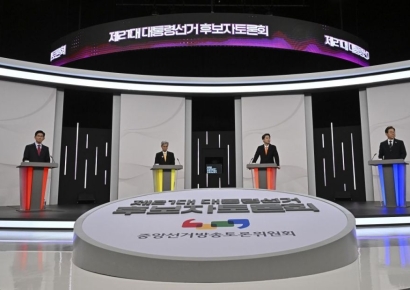 [포토] 대선후보 첫 TV 토론...李 "유능한 일꾼" 金 "일자리 대통령"