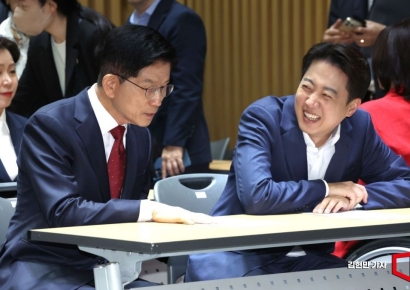 [포토] 토론회서 대화하는 김문수-이준석