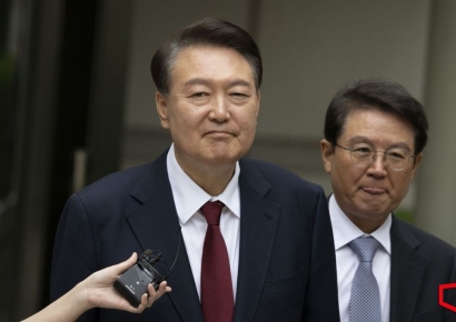 '묵묵부답' 윤석열, 5차 공판 출석…특전사 1공수여단장 군 투입 증언