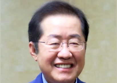 속옷까지 빨갛다던 홍준표, 돌연 '파란 넥타이' 사진 올린 이유 