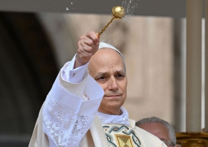 "회원님이 왜 발코니에"…교황 보고 깜짝 놀란 '이 사람'