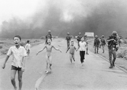 퓰리처상 받은 베트남전 '네이팜탄 소녀'…뒤늦게 원작자 논란