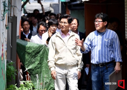 [포토] '약자동행' 내건 김문수, 영등포 쪽방촌 방문