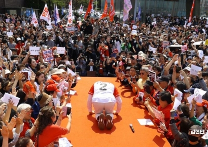 [포토] 유권자들 향해 큰절하는 김문수