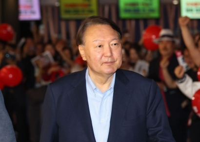 "尹, 이재명 1호 선거운동원 자처"…'부정선거 주장' 영화 관람에 국힘 패닉