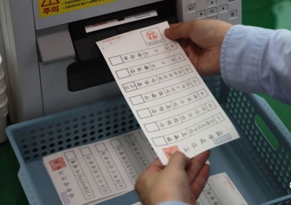 선관위 "尹 관람한 부정선거 주장 영화 음모론 부추겨…깊은 유감"