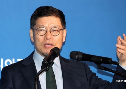 [포토] 2025아시아금융포럼 강연하는 이정동 교수 