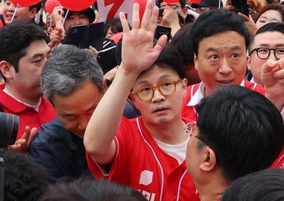 尹 부정선거 영화 관람에 선 긋기 나선 한동훈…"음모론자와 손 잡으면 자멸" 