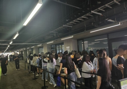 [르포]"연차 쓰고 와 가방에 화장품 꽉꽉 채워간다"…두배 웃돈·오픈런 불사하는 '올영 페스타'