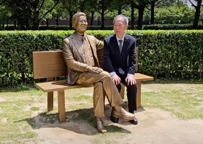 "이 시대 필요한 건 노무현 정신"…봉하마을 찾은 김장하 선생