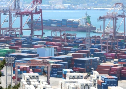 4월 생산·소비·투자 석달 만에 '트리플 감소'(상보)