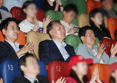 尹, 부정선거 주장 영화관람에 '격론'…선관위 "공정 선거 관리 최선"