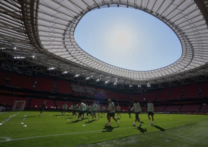 쓰레기통 던지고 신호등 뜯고…맨유·토트넘 팬들 난투극