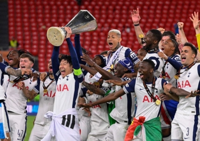 손흥민 프로 데뷔 15년만에 첫 우승…토트넘, 유로파 결승서 맨유에 1대0 승리