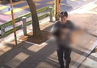 "기저귀 찬 아이가 마트에 있어요"…경찰 달려가 보니