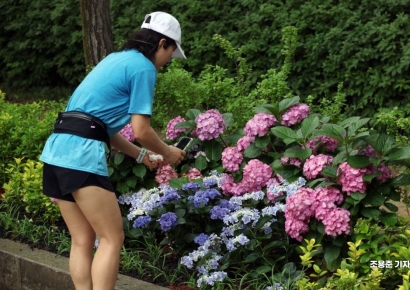 [포토] 운동도 멈추게 만드는 마력의 꽃